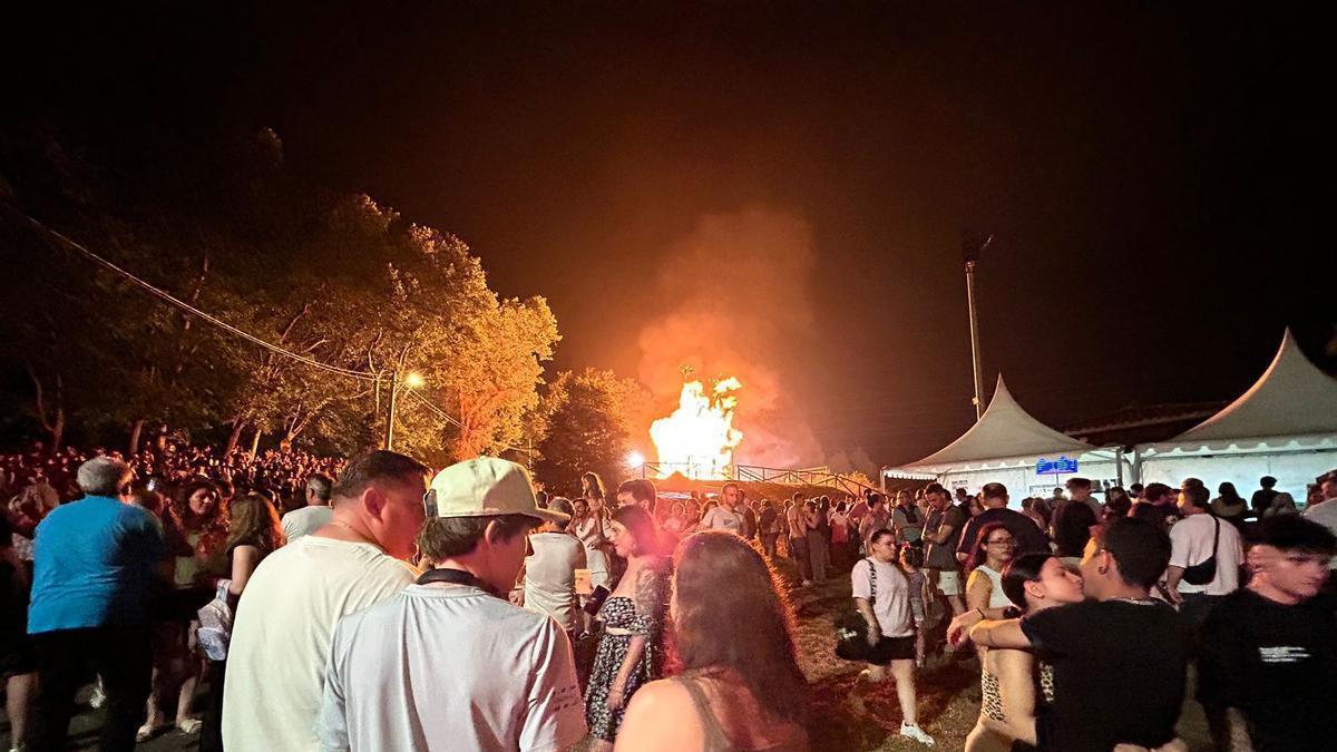 Trasona mantiene viva la llama del esplendor siderúrgico: el embalse de Trasona se ilumina por San Juan con la quema del gasómetro