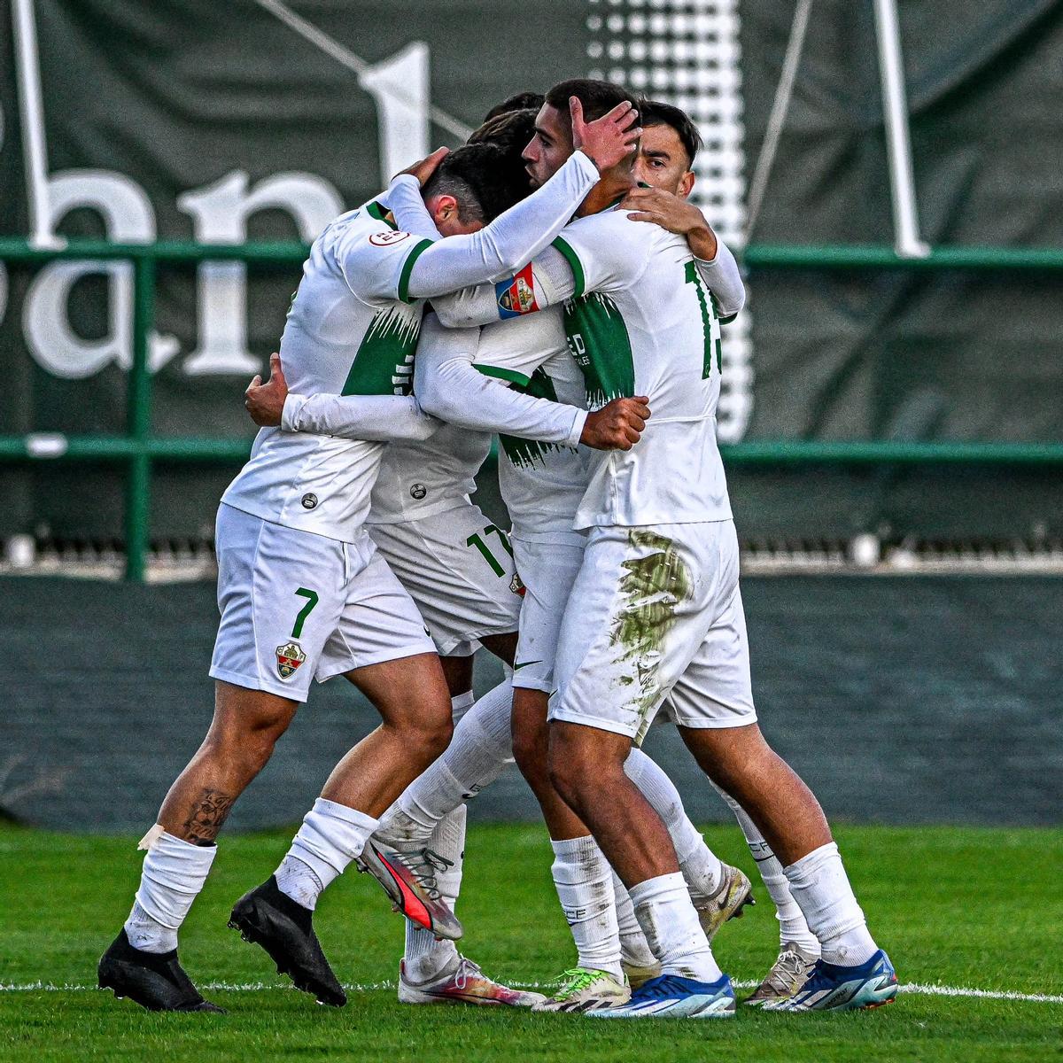 Los jugadores del filial franjiverde celebran un gol contra el Roda