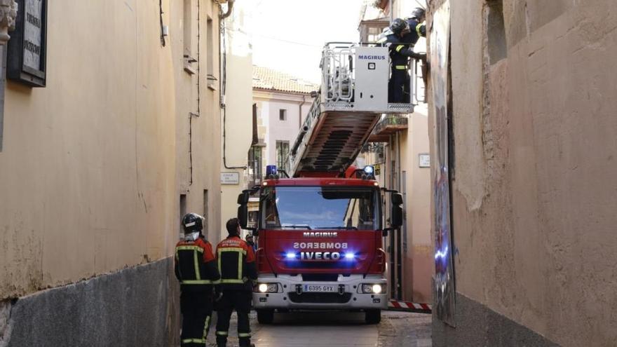 Los bomberos actúan en las labores de limpieza de la Rúa de los Notarios.