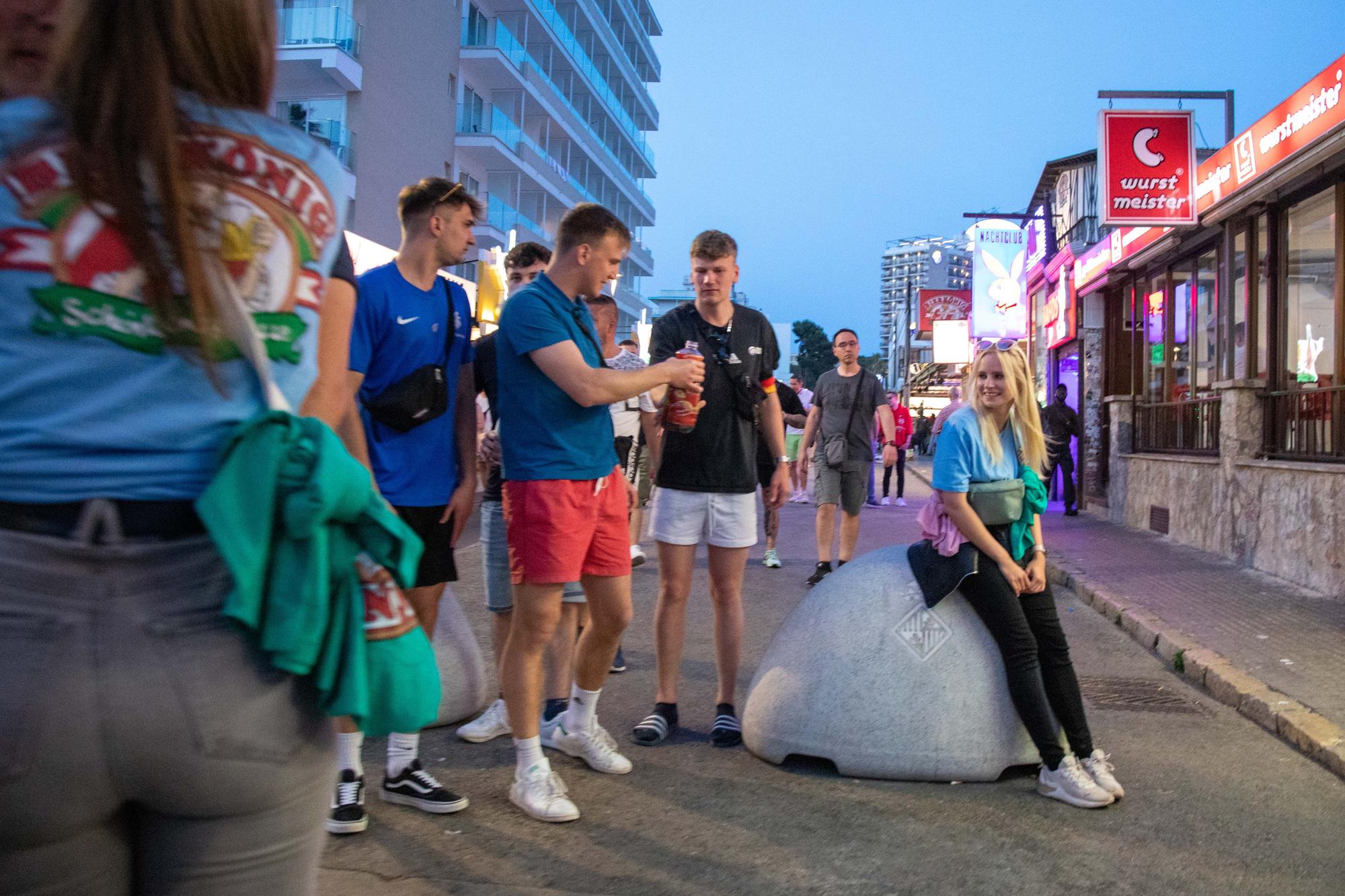 El desmadre y el alcohol abren otra temporada en la Playa de Palma