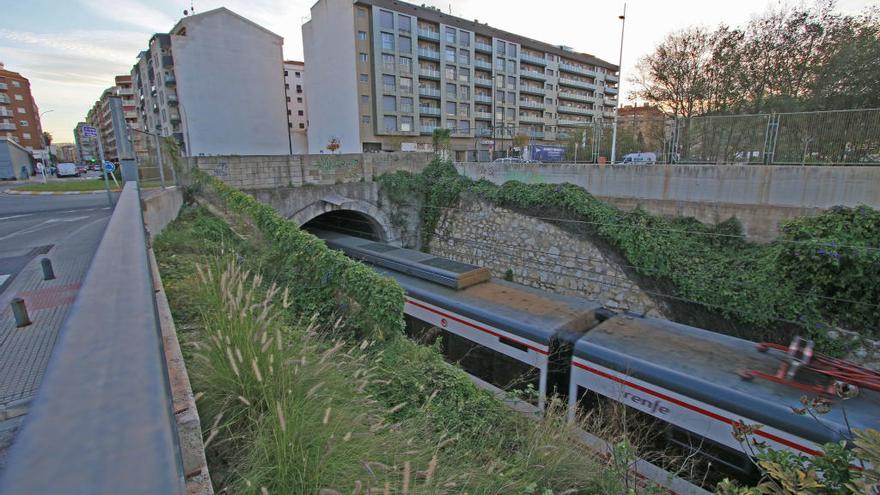 Un tren entra, en la tarde de ayer, en el túnel que conduce a la estación subterránea de Gandia, bajo los altos edificios de la calle Perú.