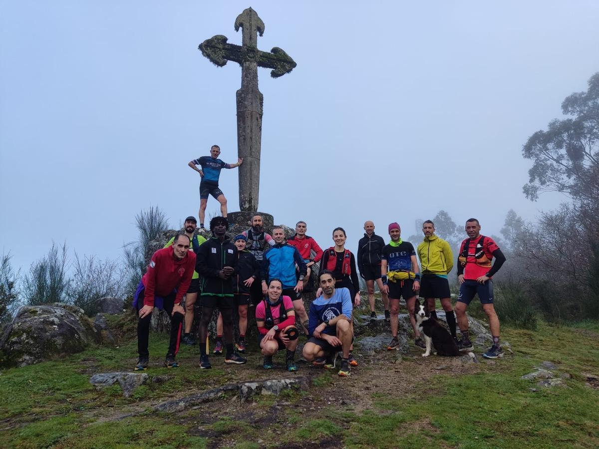Ibrahima Diallo, segundo por la izquierda, este fin de semana en la Cruz de Ermelo tras salir a hacer deporte con el Club Corredoiras de Bueu.