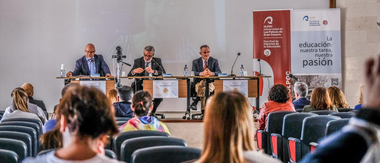 De izquierda a derecha, Germán Gallardo, Lluis Serra y Enrique Rubio Royo, en la presentación de las jornadas.