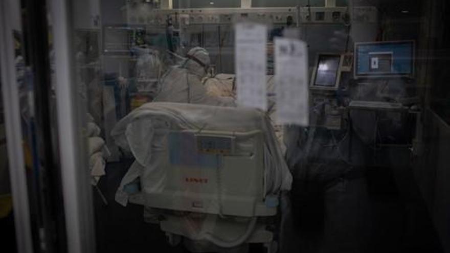 Andalucía suma 3.424 positivos y 50 fallecidos en una jornada en la que los hospitalizados bajan de 3.000