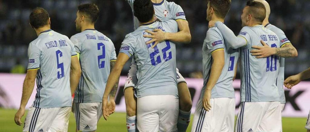 Wass celebra con sus compañeros el primer tanto que el Celta marcó ayer en Balaídos ante el Krasnodar. // Ricardo Grobas