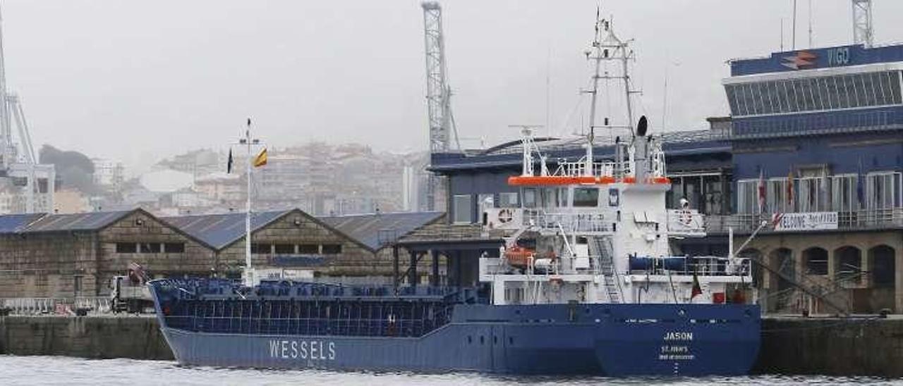 El mercante &quot;Jason&quot;, atracado ayer en el muelle de la Estación Marítima. // Alba Villar