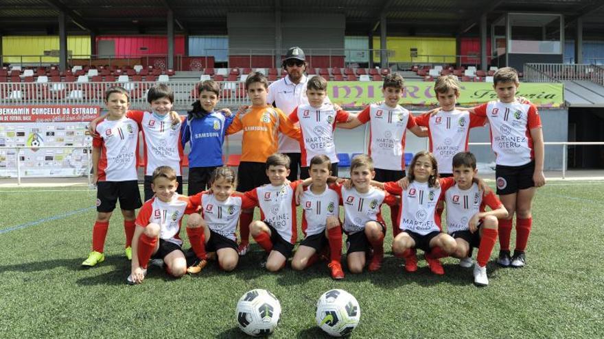 El equipo benjamín de la Escola Estrada se enfrenta a Real Madrid y Lugo en la ronda previa. |  // BERNABÉ/JAVIER LALÍN