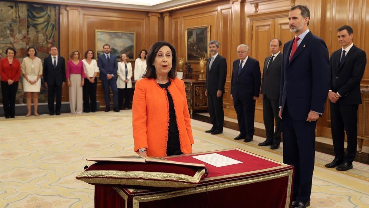 La ministra de Defensa Margarita Robles promete su cargo ante el Rey.