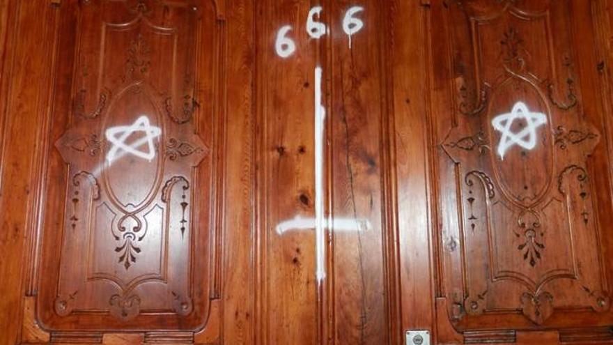 Pintan símbolos satánicos en una iglesia de Alzira