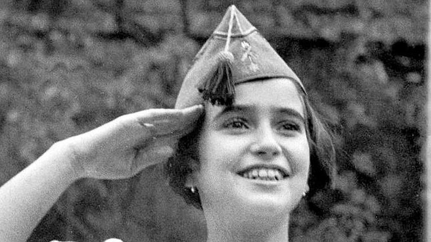 Carmen Franco Polo con gorra cuartelera realiza el saludo militar en una fotografía del libro.