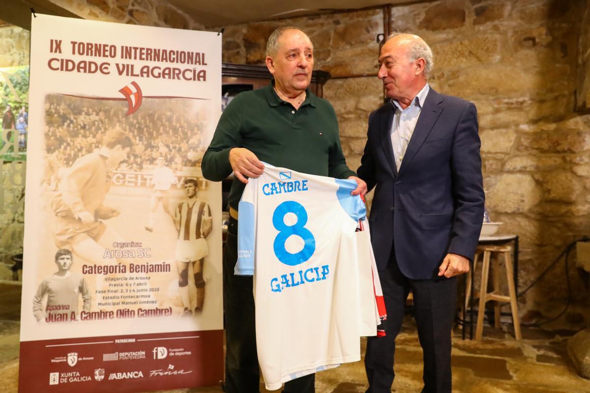 La Federación Gallega también hizo entrega de una camiseta de la selección que Cambre defendió.