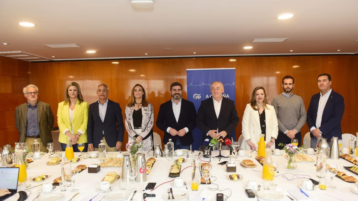 Miguel Lorenzo (4d), junto al resto de ediles del PP en A Coruña, hace balance de los dos primeros años del actual mandato municipal.