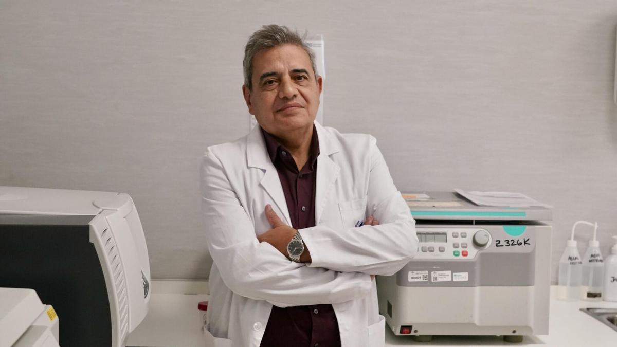 El doctor Francisco J. Tinahones, director científico de Ibima, en la unidad de ensayos clínicos del Hospital Clínico