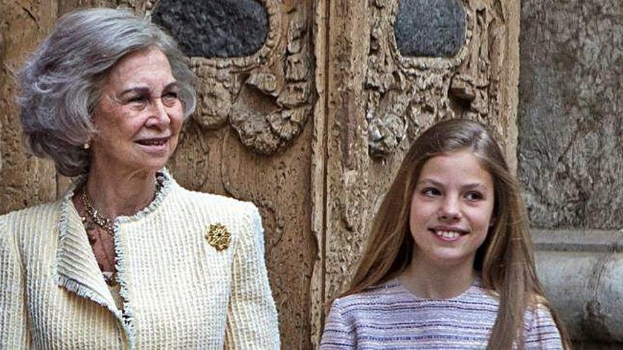 La infanta Sofía, en una imagen reciente, con su abuela.