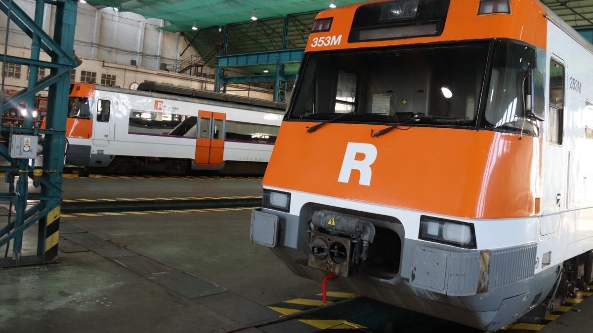 Dos combois i trens estacionats a la base de manteniment integral de Renfe al barri de Sant Andreu de Barcelona.