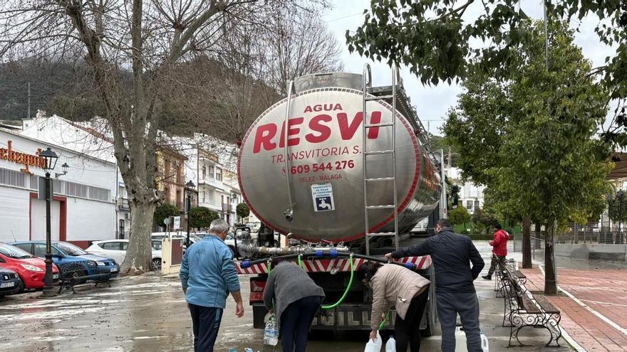 La Diputación de Córdoba mantiene una semana más el suministro de agua mediante cisternas en Rute e Iznájar