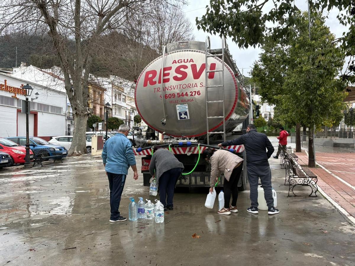 Vecinos de Rute recogen agua del camión cisterna, el primer día de la medida.