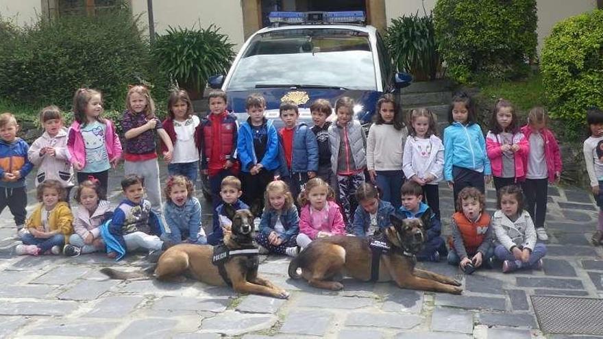 El grupo de alumnos del colegio Padre Galo de Luarca, en el exterior de la comisaría de la capital valdesana.