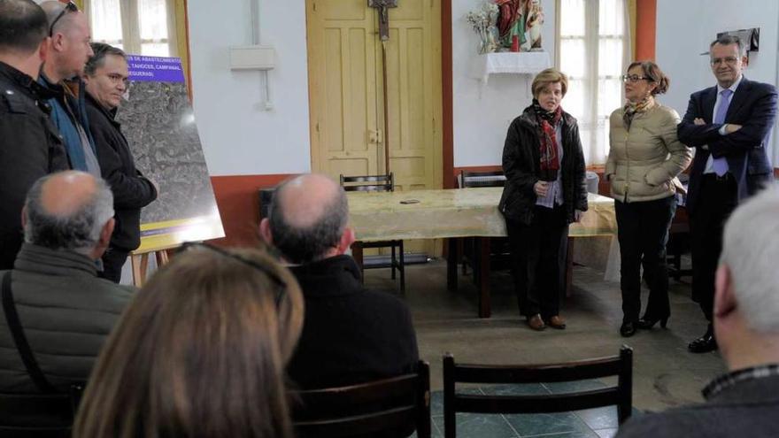 Los vecinos, durante la presentación del proyecto en Rañeces.