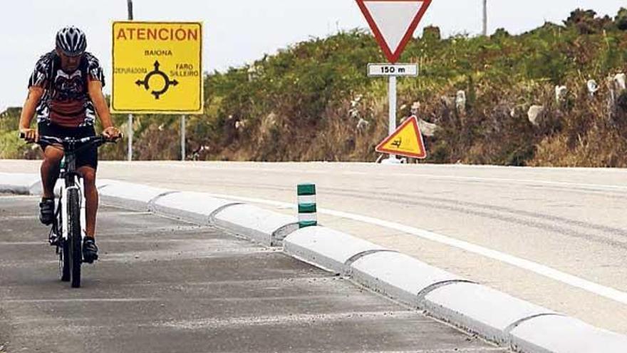 Vista de la mediana de hormigón que separa el carril bici del resto de la calzada en Oia.  // José Lores