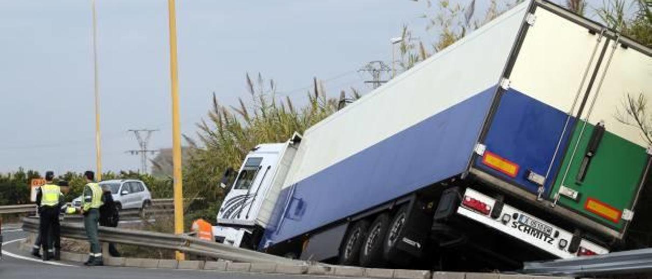 El conductor de un camión cuadruplica la tasa de alcohol   tras volcar en Alzira