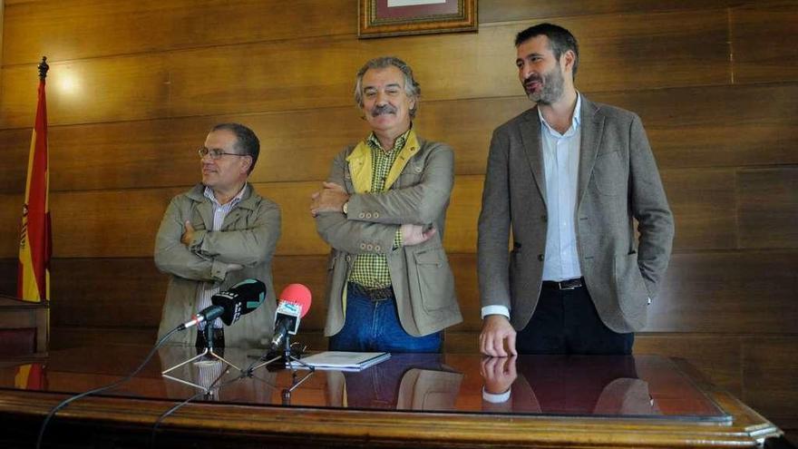 Los alcaldes de Portas,Víctor Estévez, Caldas, Juan Manuel Rey, y Vilagarcía, Alberto Varela. // Iñaki Abella