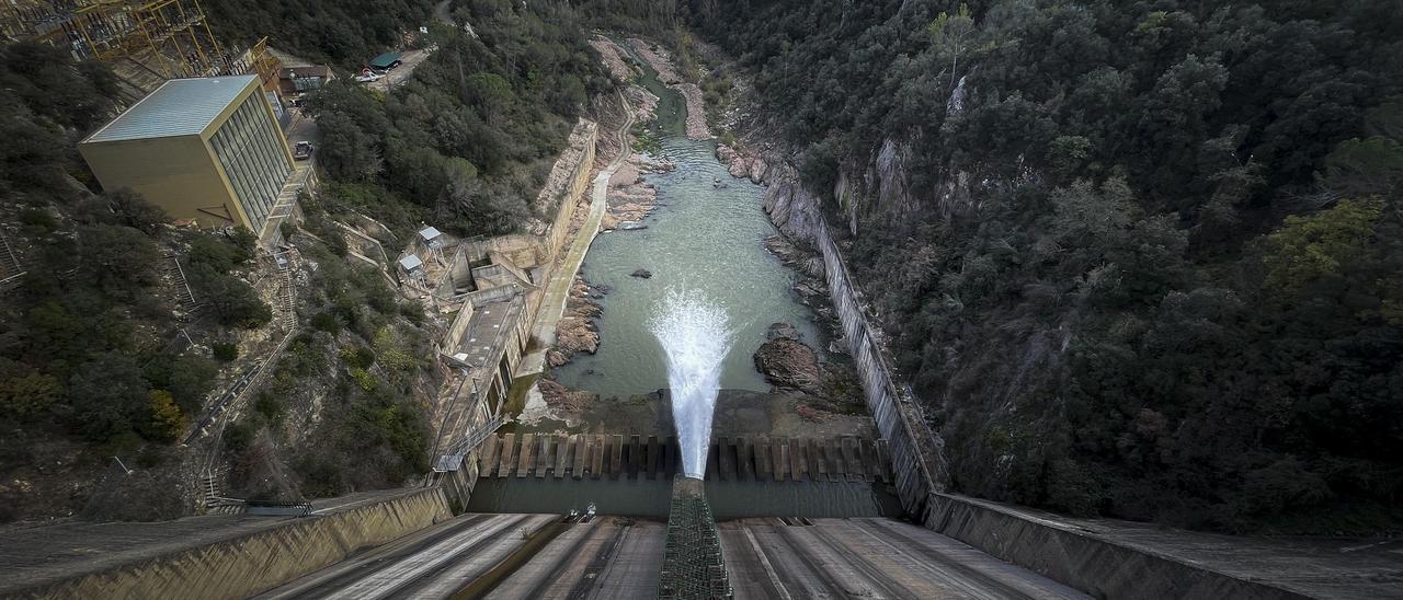 El pantano de Sau, con gran parte del pueblo al descubierto, por la sequía