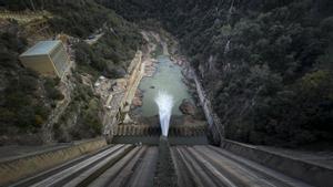 El pantano de Sau, con gran parte del pueblo al descubierto, por la sequía