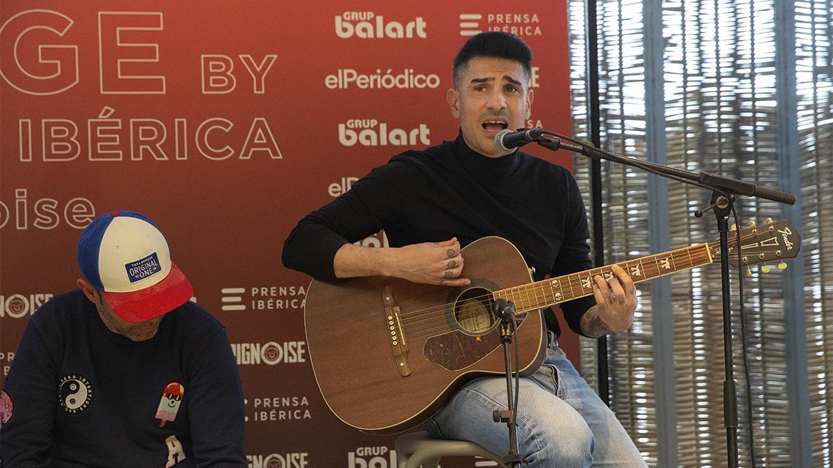 El cantante del grupo, el ex futbolista del Real Madrid Álvaro Benito Villar durante la actuación
