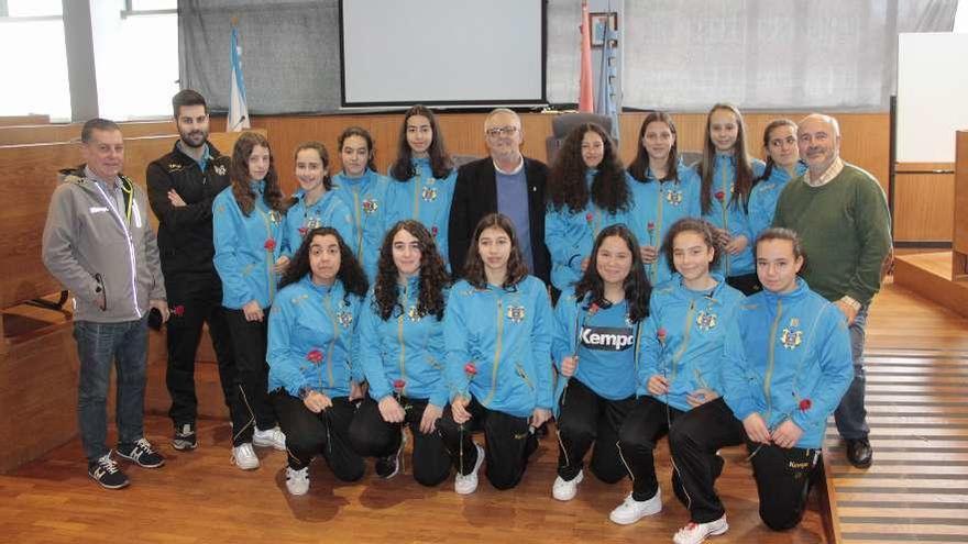 La plantilla cadete femenina con su entrenador y presidente junto a Pazos y a Chillón. // Santos Álvarez