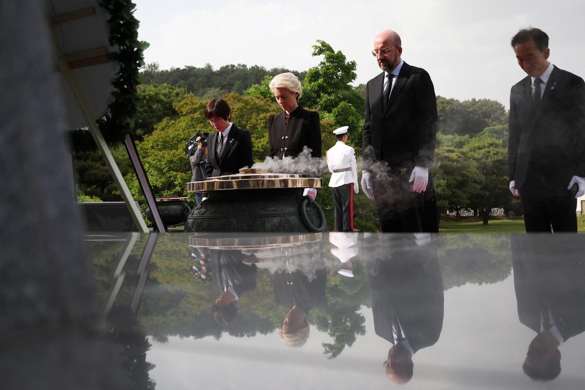 Von der Leyen y Michel visitan el Cementerio Nacional de Corea