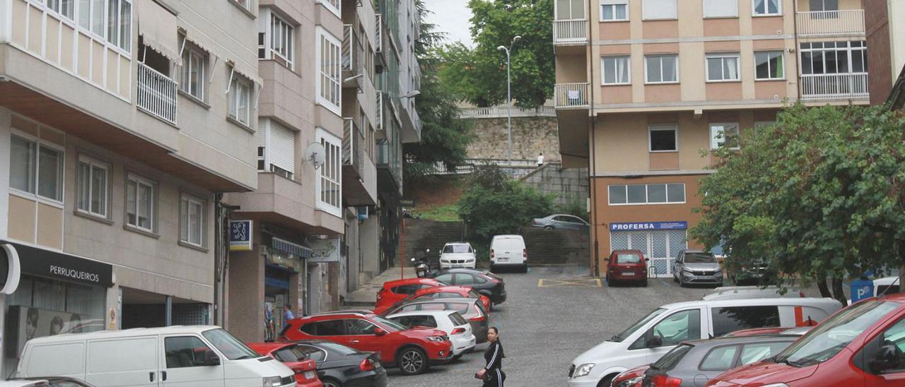 El proyecto salva la pendiente en este espacio con una rampa y una escalera al fondo.   | // IÑAKI OSORIO