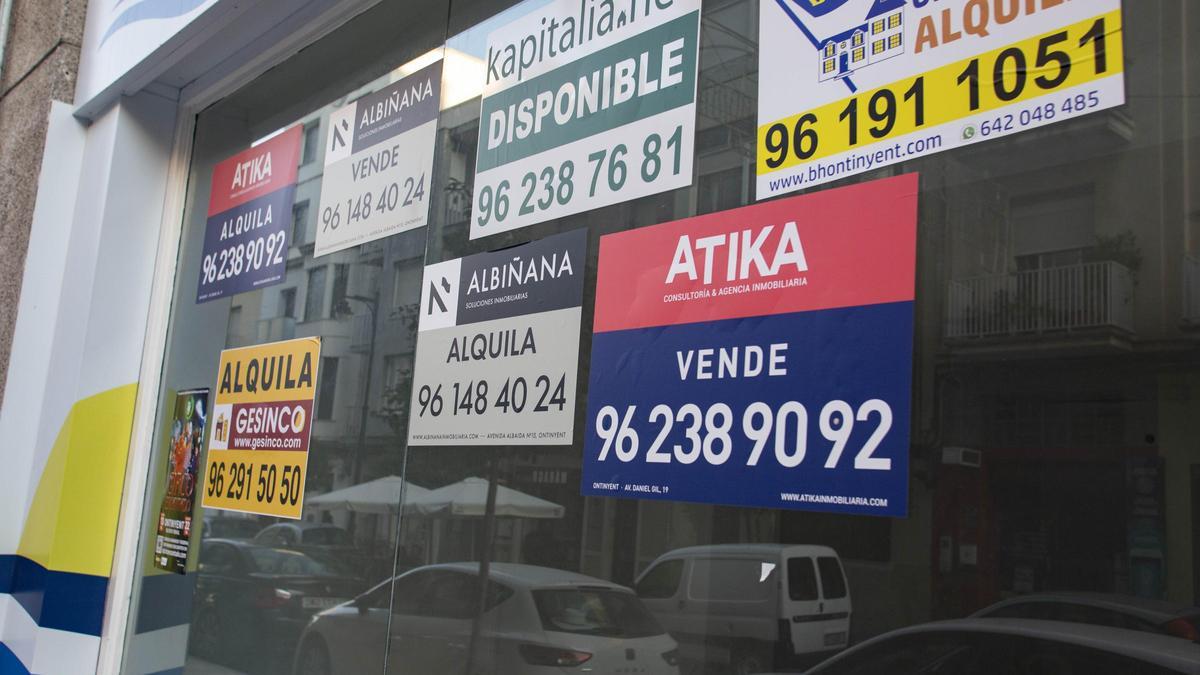 Carteles de alquiler en un bajo emplazado en Ontinyent, en una foto de archivo.