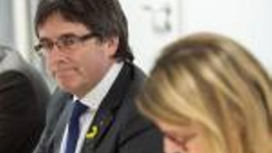 Carles Puigdemont amb Elsa Artadi el maig passat.