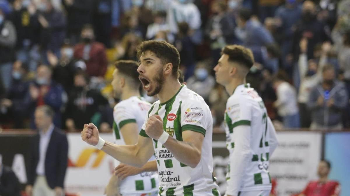 Lucas Perin celebra un gol.