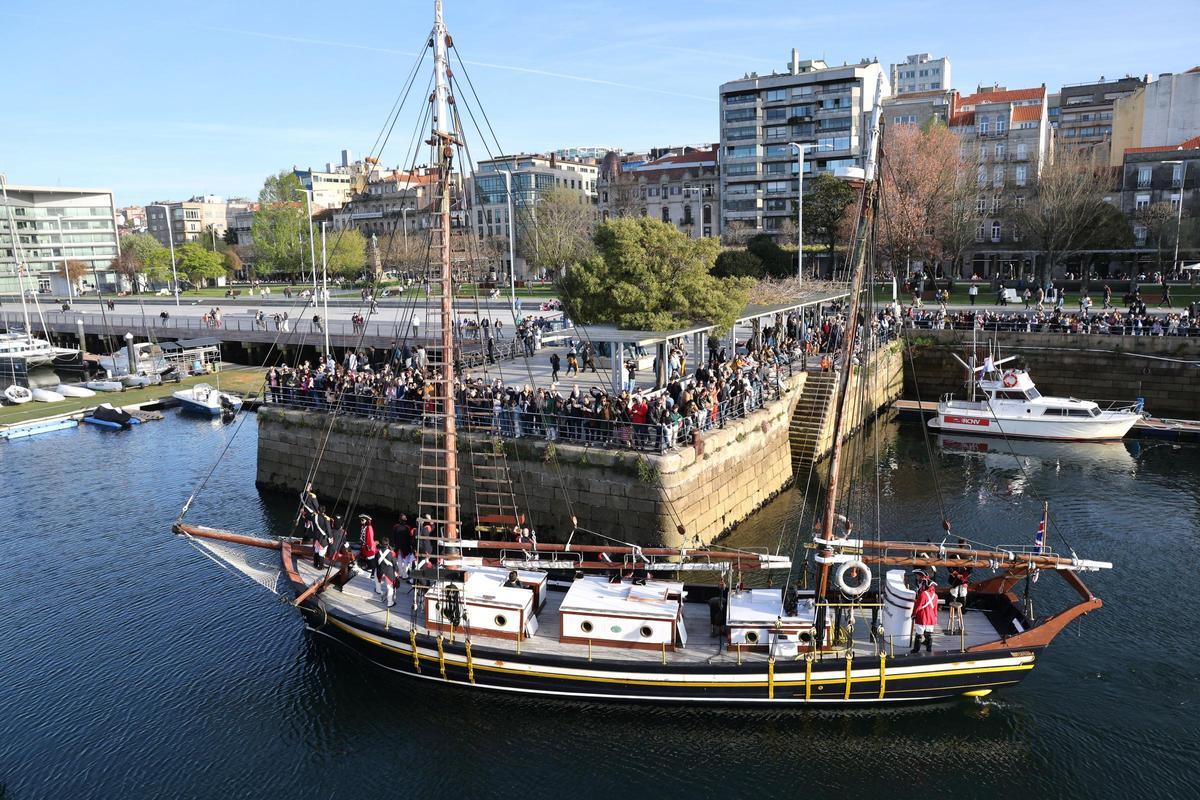 Los vigueses festejan su domingo más disfrutón: Reconquista, sol y mucho choripán