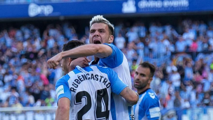 Álex Gallar celebra un gol junto a Rubén Castro en el Málaga, con Javi Jiménez al fondo. | GREGORIO MARRERO