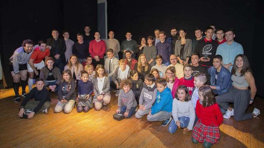 Foto de familia de los premiados, ayer, en Llanera.