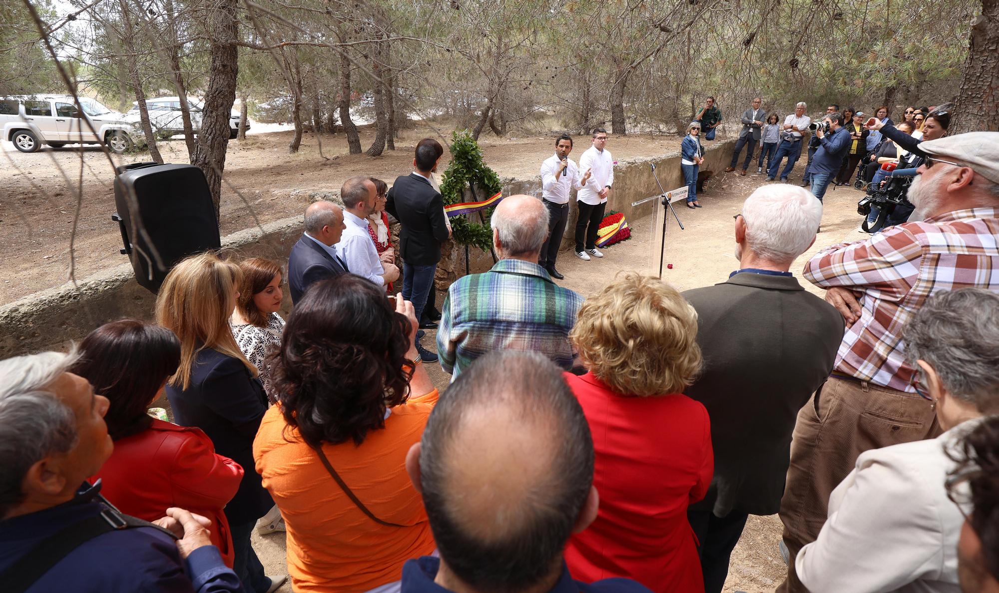 El alcalde de Paterna, Juan Antonio Sagredo (PSPV), da inicio al acto en el Paredón de Paterna, este viernes.