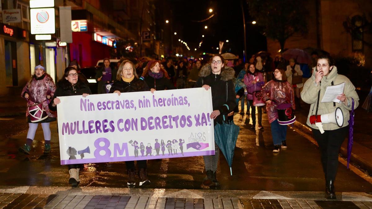 La manifestación de Azos Feministas recorrió varias calles del casco urbano de Lalín.