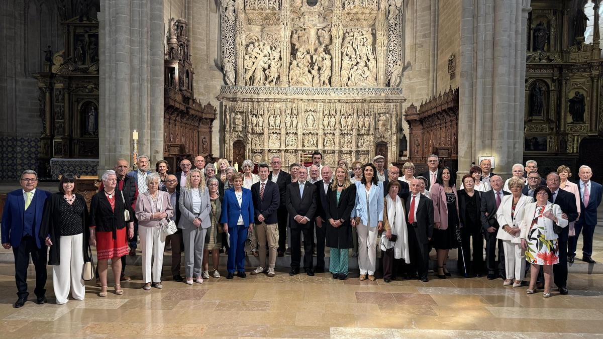 Foto de familia de los homenajeados junto a la vicepresidenta segunda y diputada de Hacienda, Celsa Rufas, en Huesca.