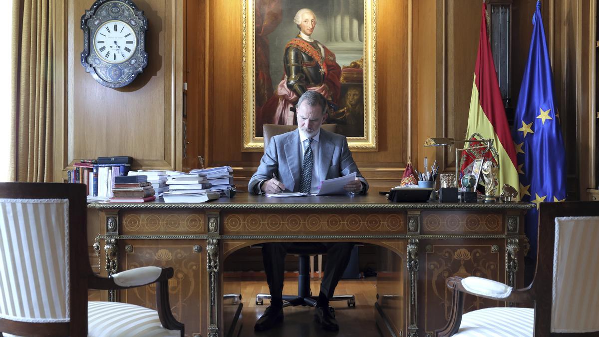 Felipe VI, en su despacho del Palacio de la Zarzuela, en una de las imágenes distruidas por la Casa del Rey con motivo de su 10º aniversario de la proclamación.