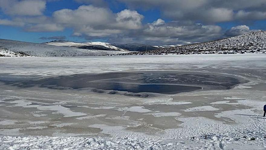 Buena parte de la Laguna de Peces transformada en hielo.