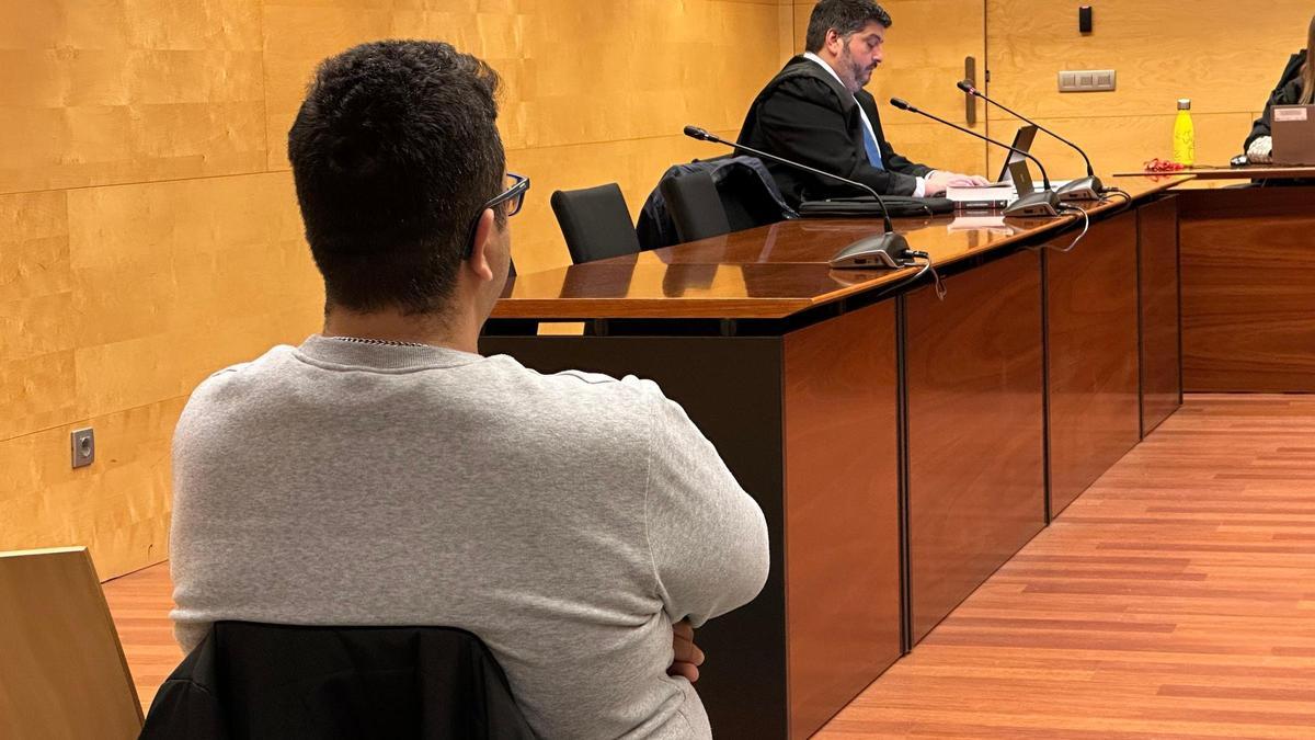 D'esquenes, l'acusat d'assetjar menors a través de les xarxes socials per aconseguir imatges pornogràfiques.