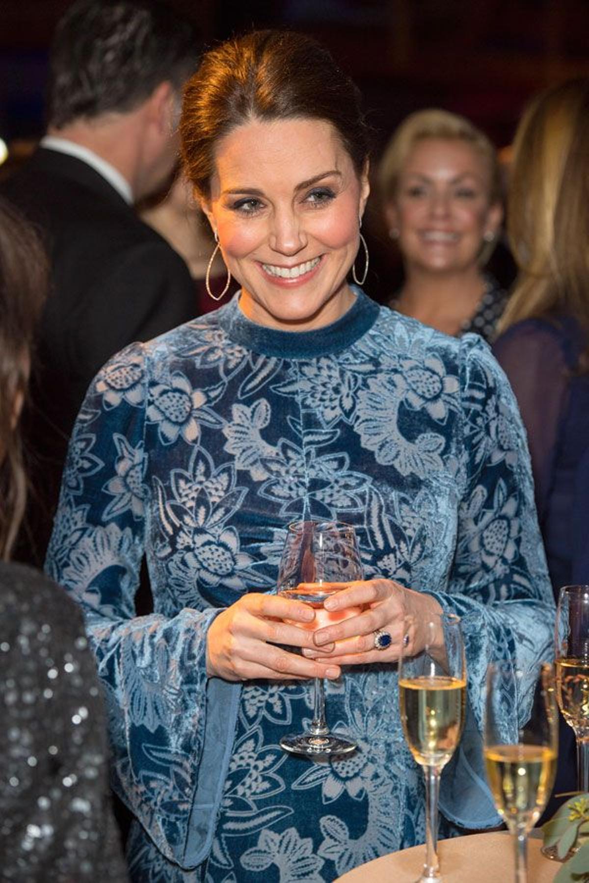 El look de Kate Middleton con vestido azul de terciopelo de Erdem