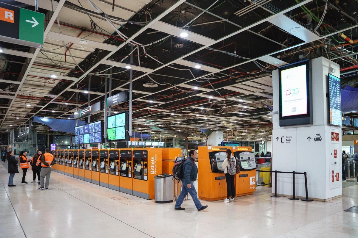 Vestíbul de l’estació de Sants amb pocs usuaris en el primer dia de vaga de maquinistes