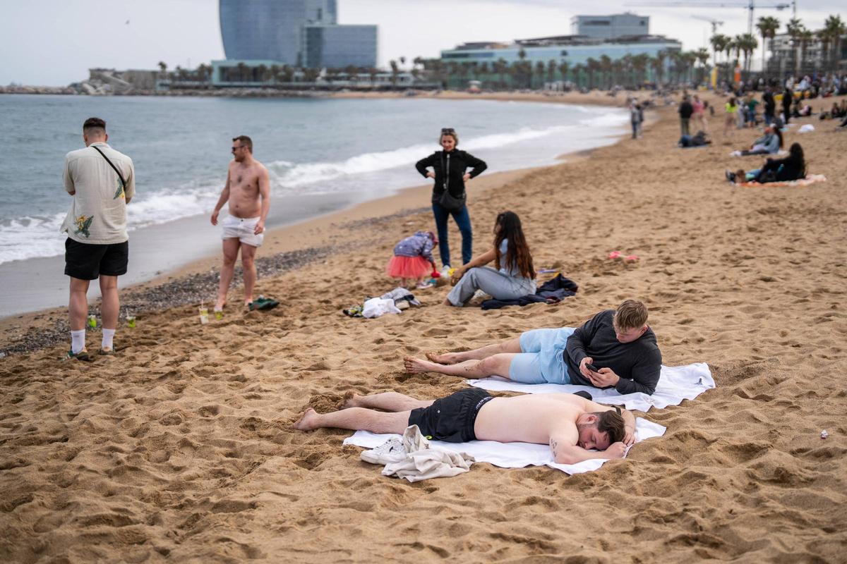 La primavera da inicio a la temporada de baño en las 10 playas de Barcelona, con restricciones por la sequía
