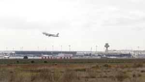 Un avión despega en el aeropuerto de Palma.