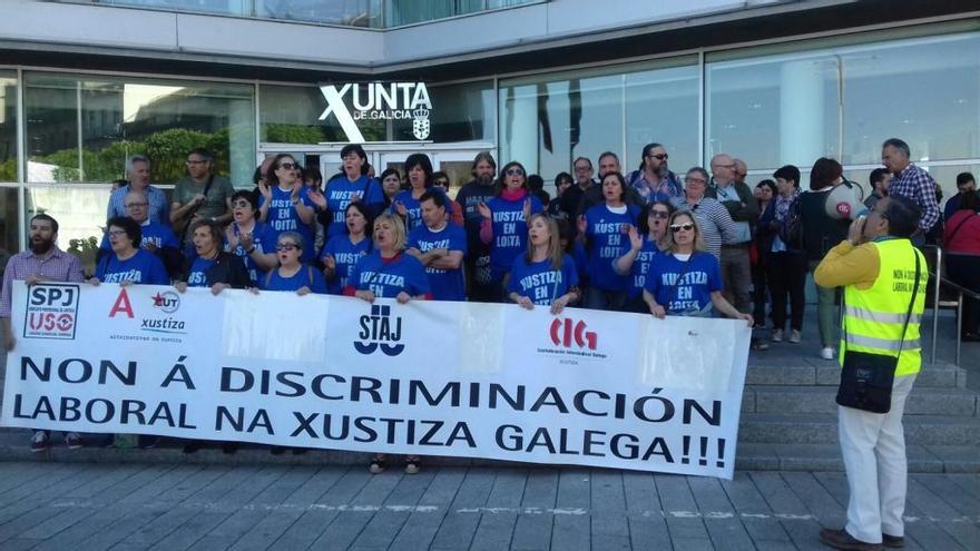 Funcionarios de Xustiza se concentran frente a la delegación de la Xunta