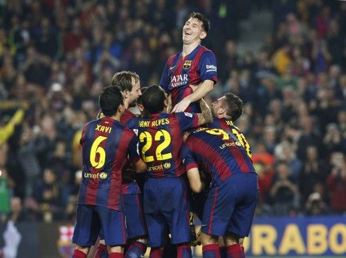 Los futbolistas del Barcelona mantearon a Messi para felicitarle por superar el récord de Zarra